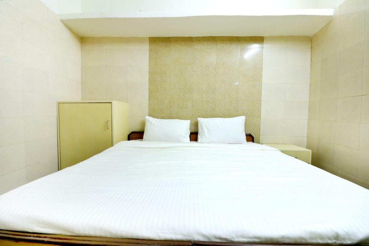 Spot On 44679 Hotel Samrat Sohana Екстер'єр фото